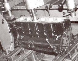 Zylinder bohren Jaguar Motor